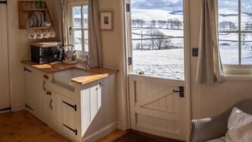 Romantic Room, Ensuite (The Hut on the Hill) | Interior