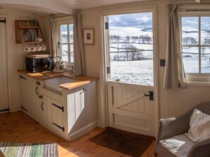 Romantic Room, Ensuite (The Hut on the Hill) | Interior - Rushop Hall (Buxton)