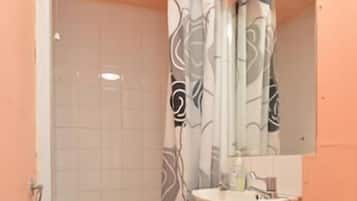 Ducha, artículos de tocador gratuitos, toallas