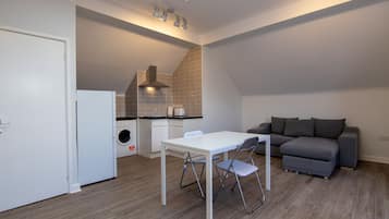 Estudio, baño en la habitación (OL)