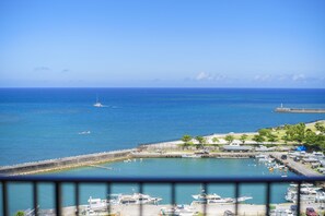Un puerto deportivo con barcos amarrados, un muelle y una vista despejada del océano.