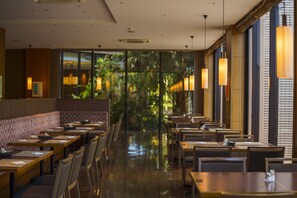 Phục vụ bữa sáng, bữa trưa và bữa tối 