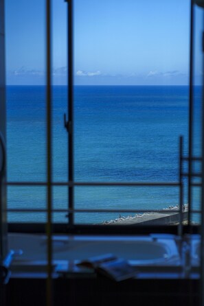 淋浴/盆浴组合、深泡浴缸、免费洗浴用品、吹风机