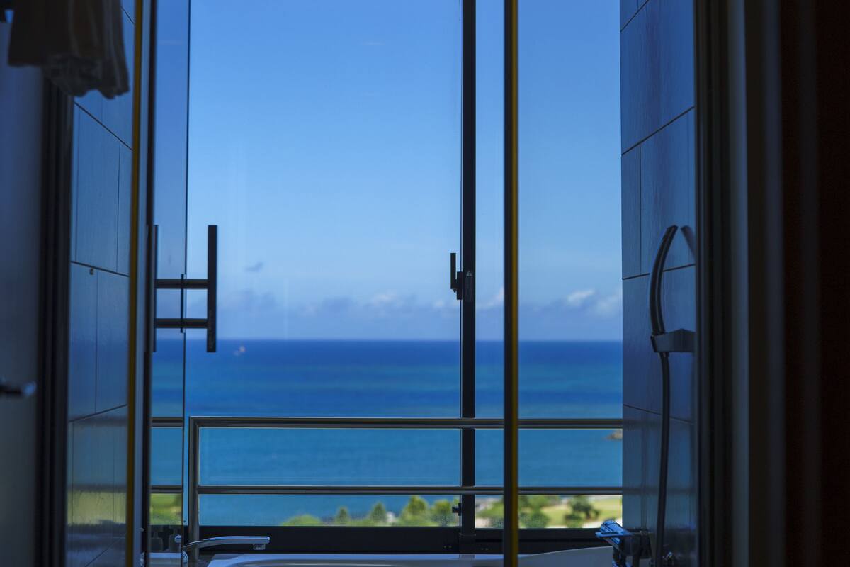 combined shower/bathtub, deep-soaking bathtub, free toiletries