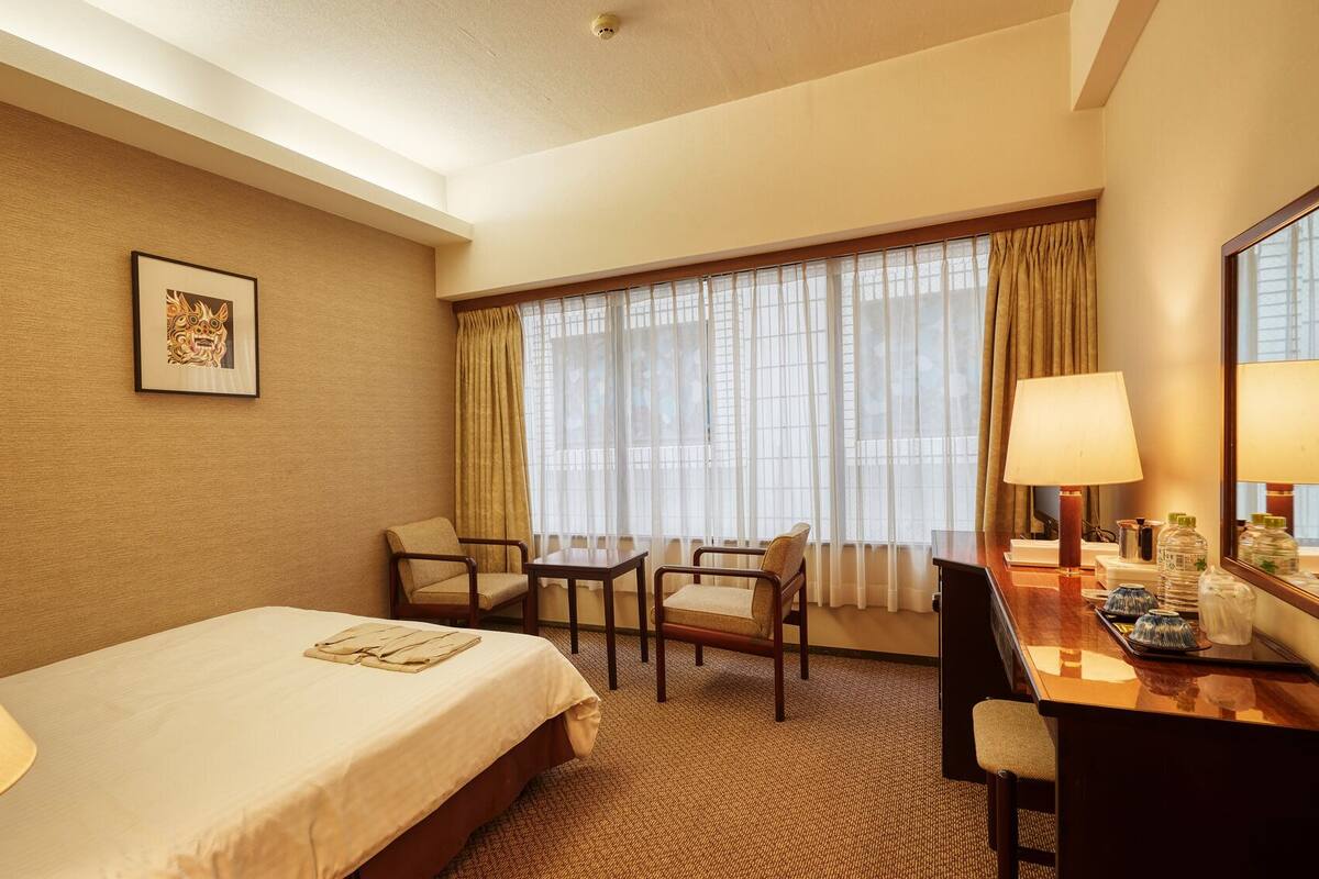 Down duvets, in-room safe, desk, blackout curtains