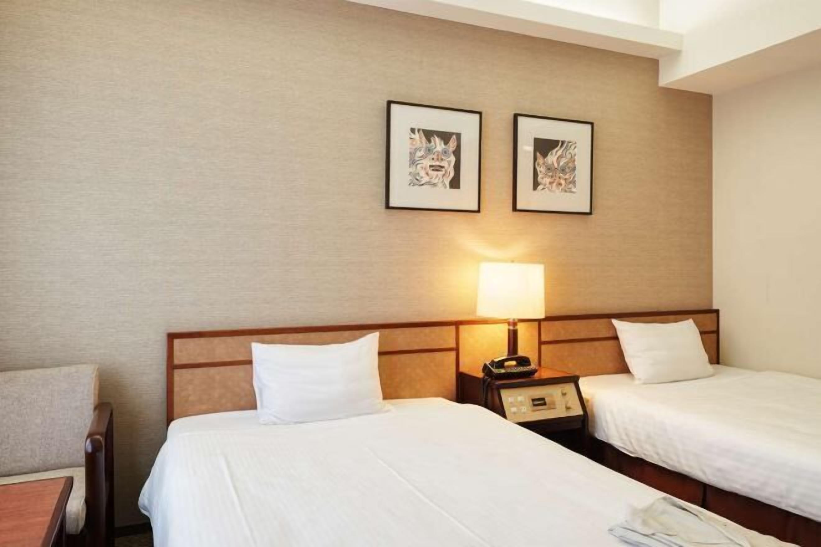 羽絨被、房內夾萬、書桌、遮光窗簾/窗簾