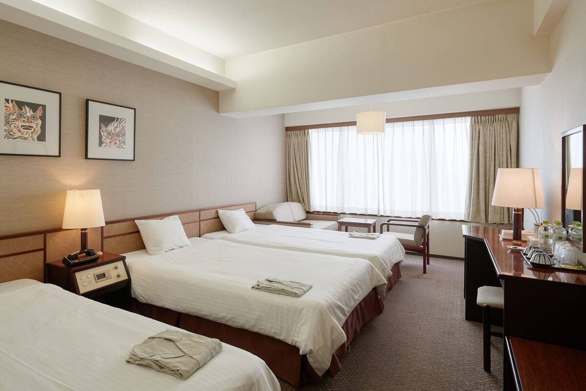 Down duvets, in-room safe, desk, blackout curtains
