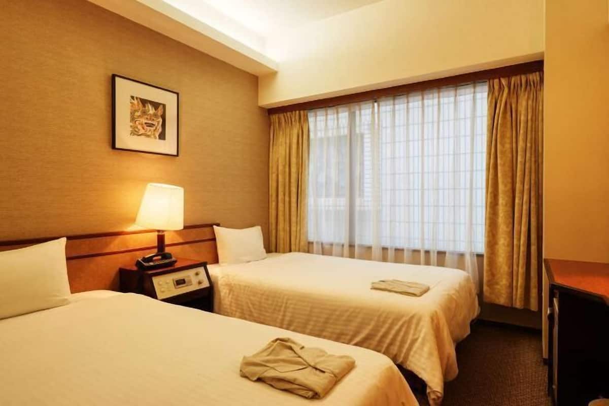 Down comforters, in-room safe, desk, blackout drapes