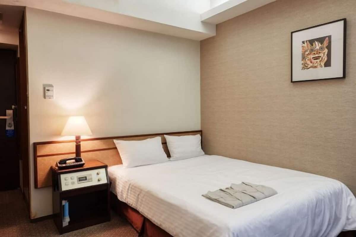 Down comforters, in-room safe, desk, blackout drapes