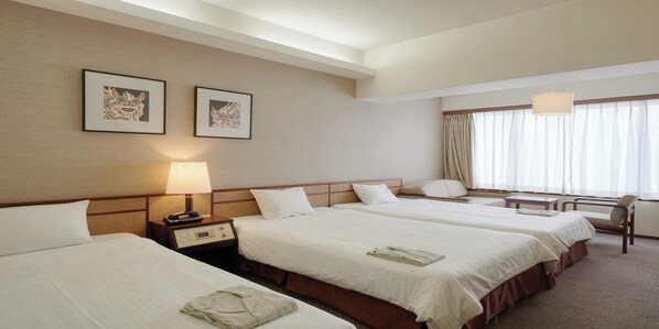 ألحفة محشوة بالريش وخزنة داخل الغرفة ومكتب وستائر تعتيم