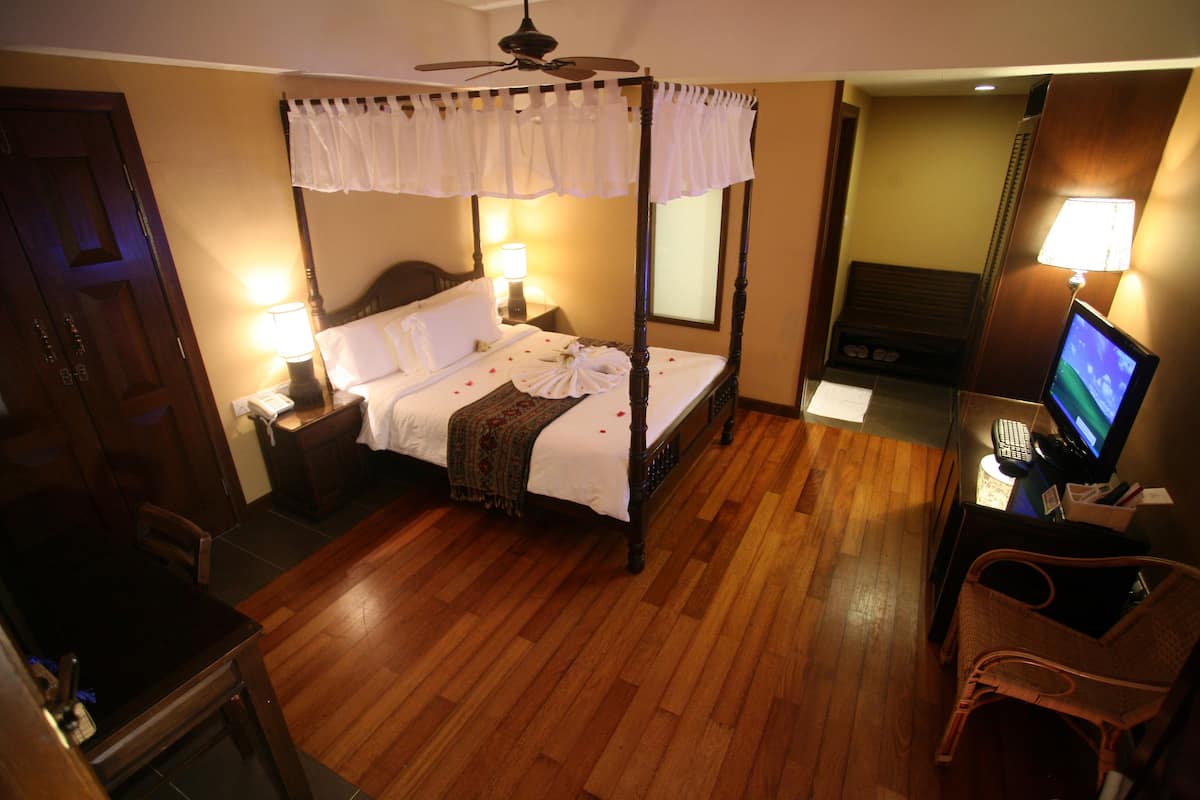 Deluxe Room | Pillowtop beds, minibar, in-room safe, desk