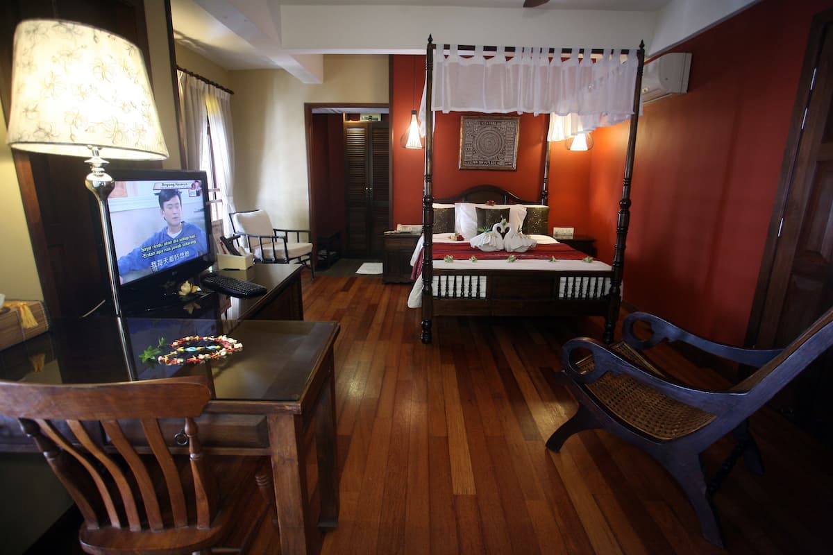Signature Suite, 1 Bedroom (Anggun Suite) | Pillowtop beds, minibar, in-room safe, desk