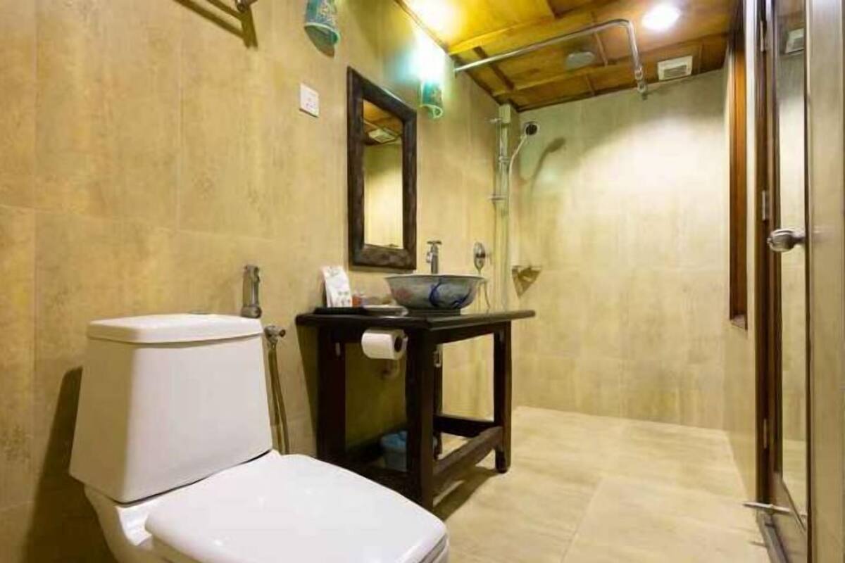 Badezimmer | Dusche, kostenlose Toilettenartikel, Haartrockner, Bademäntel