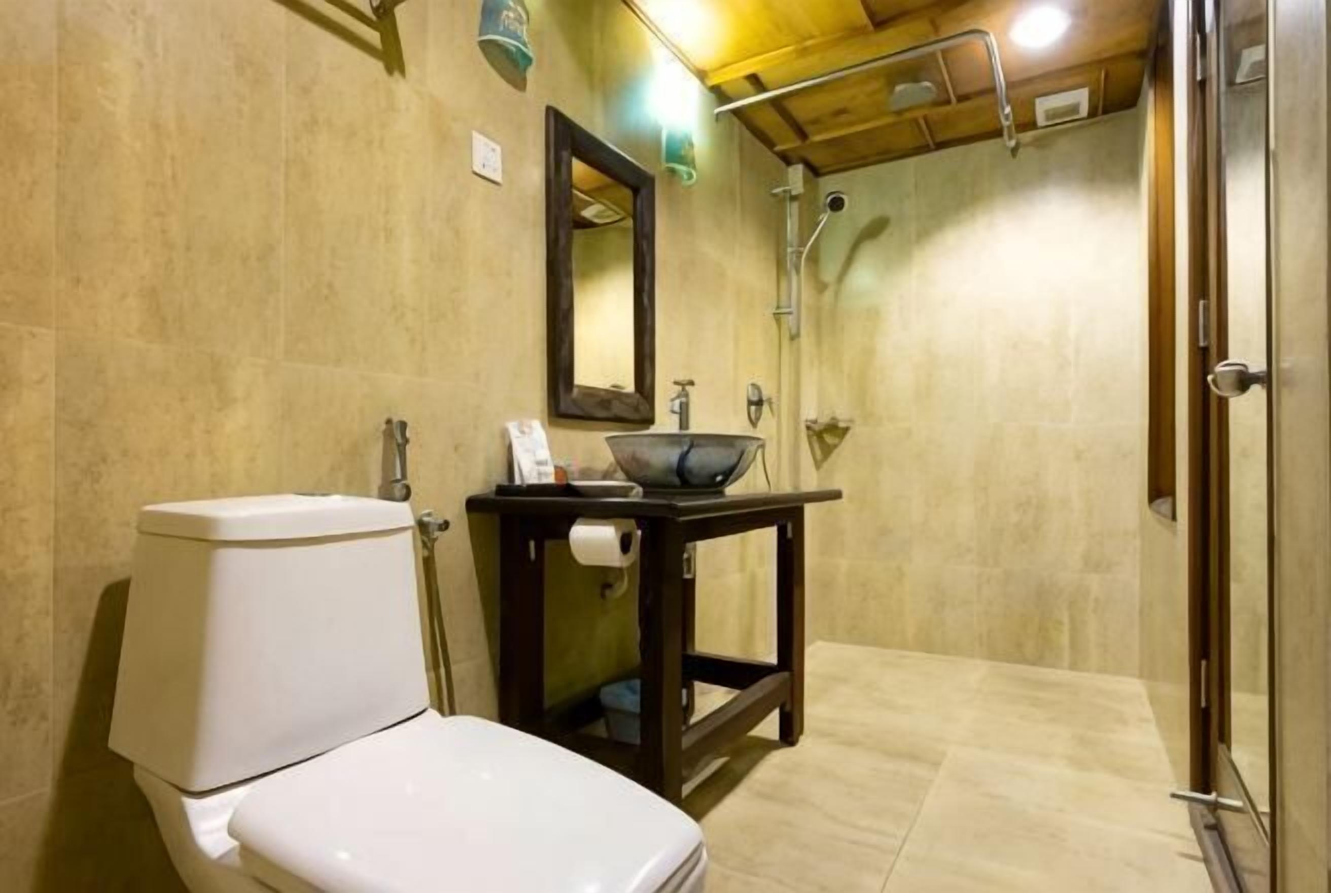 Salle de bain | Douche, articles de toilette gratuits, sèche-cheveux, peignoirs