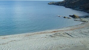 A pebble beach with calm sea and rocky cliffs. - Gallen-treath Guest House (Helston)