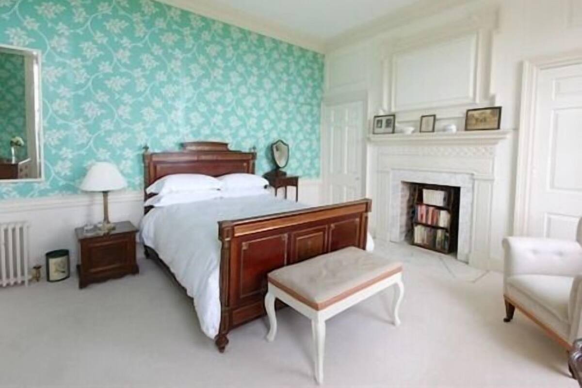 Chambre Double, 1 très grand lit, salle de bains attenante (Green)
