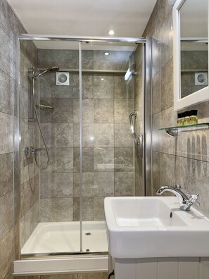 Doppelzimmer, mit Bad, Gartenblick | Badezimmer