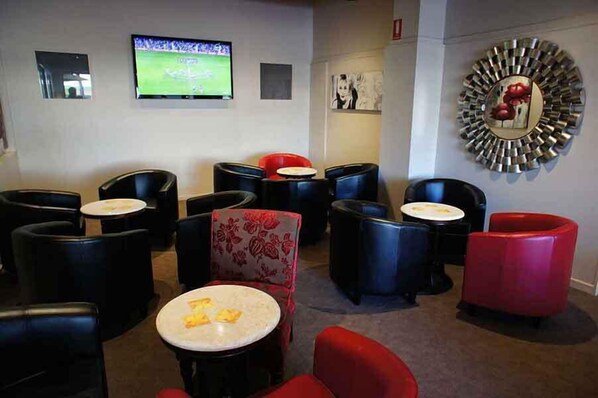 2 bars/lounges - Lees Hotel (Ingham)