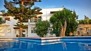 Seasonal outdoor pool, open 9:00 AM to 6:00 PM, pool umbrellas - Classic Apartments (Hersonissos)
