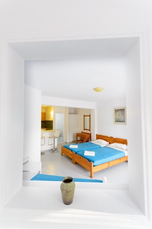 Superior Studio | Desk, free cribs/infant beds, bed sheets - Classic Apartments (Hersonissos)