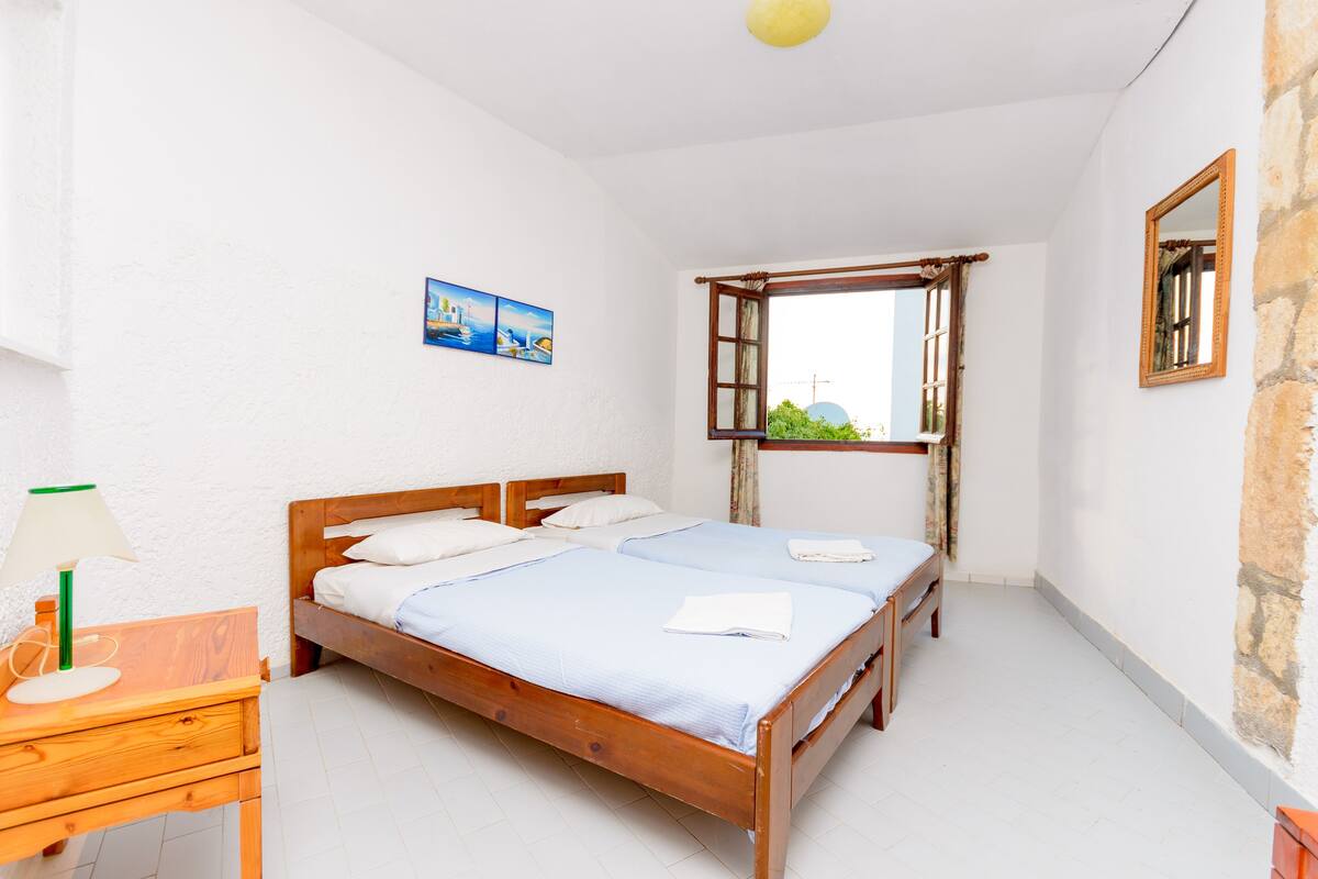 مكتب وأسرّة أطفال/رضّع (مجانًا) وملاءات أسرّة