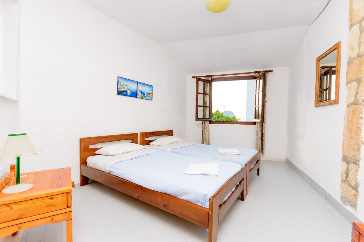 Departamento superior, 1 habitación, vista parcial al mar | 1 habitación, escritorio, cunas gratuitas y ropa de cama