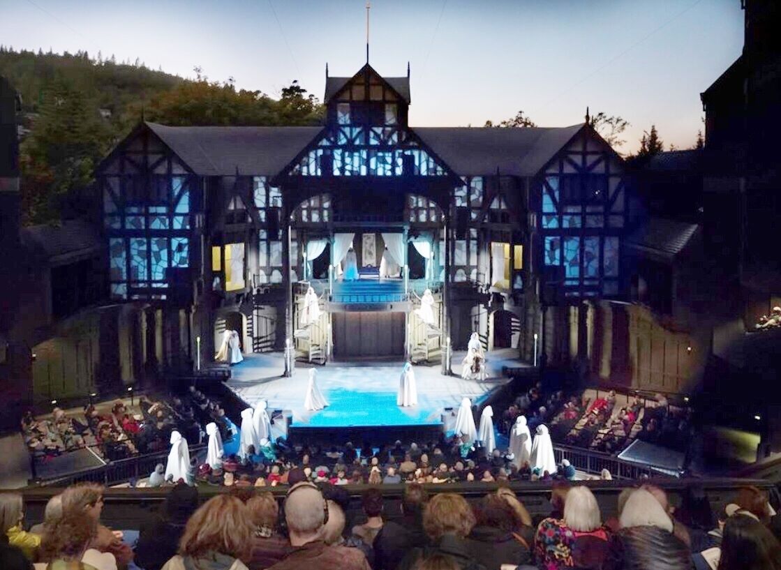 Un théâtre doté d’une scène et de places pour le public.