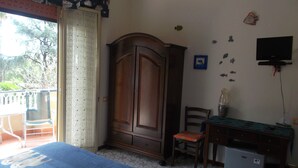 Family Quad Room with Balcony | Select Comfort beds, minibar, desk, iron/ironing board - A Casa di Marco (Catania)