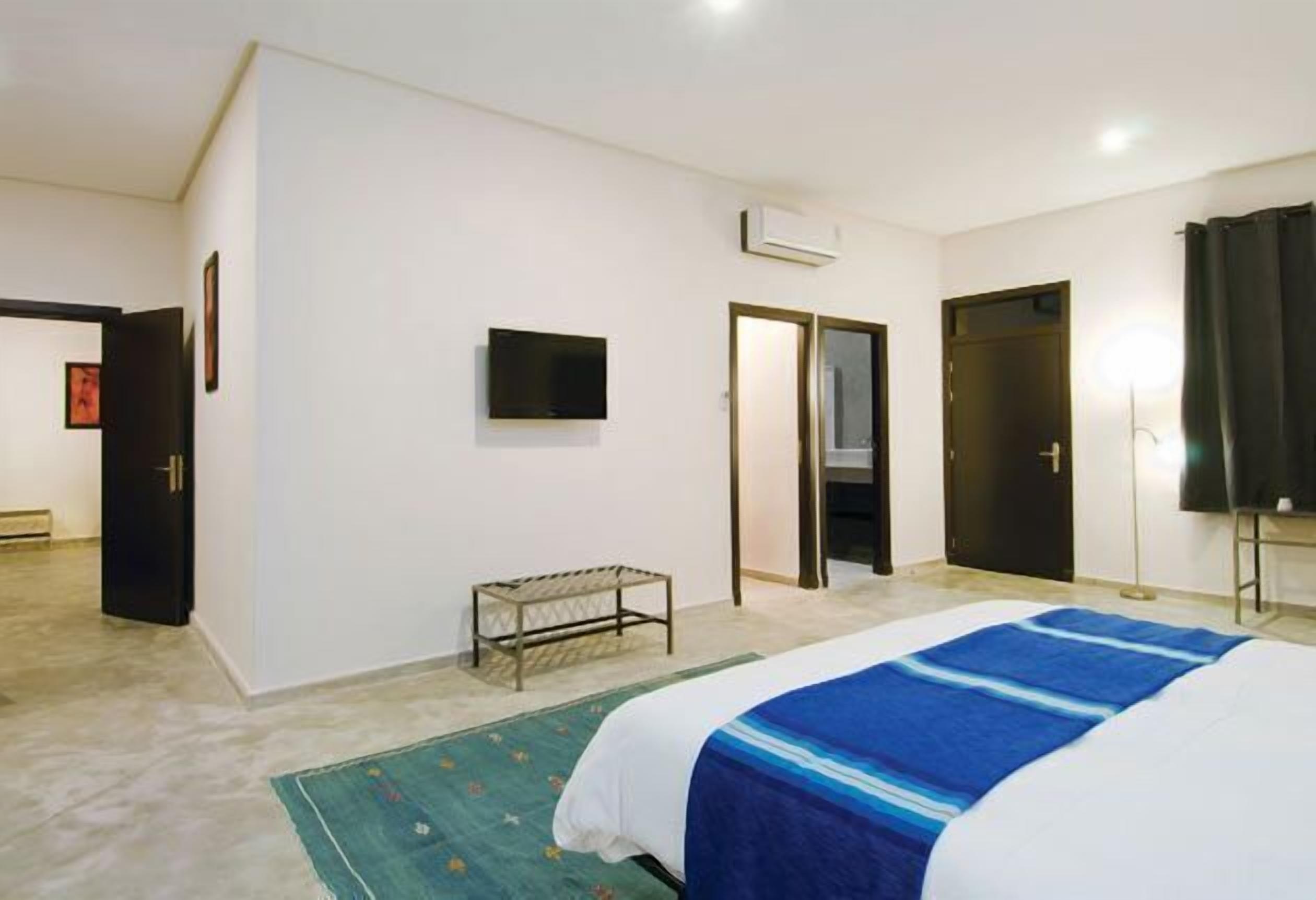 hypo-allergenic bedding, in-room safe, individually decorated, desk