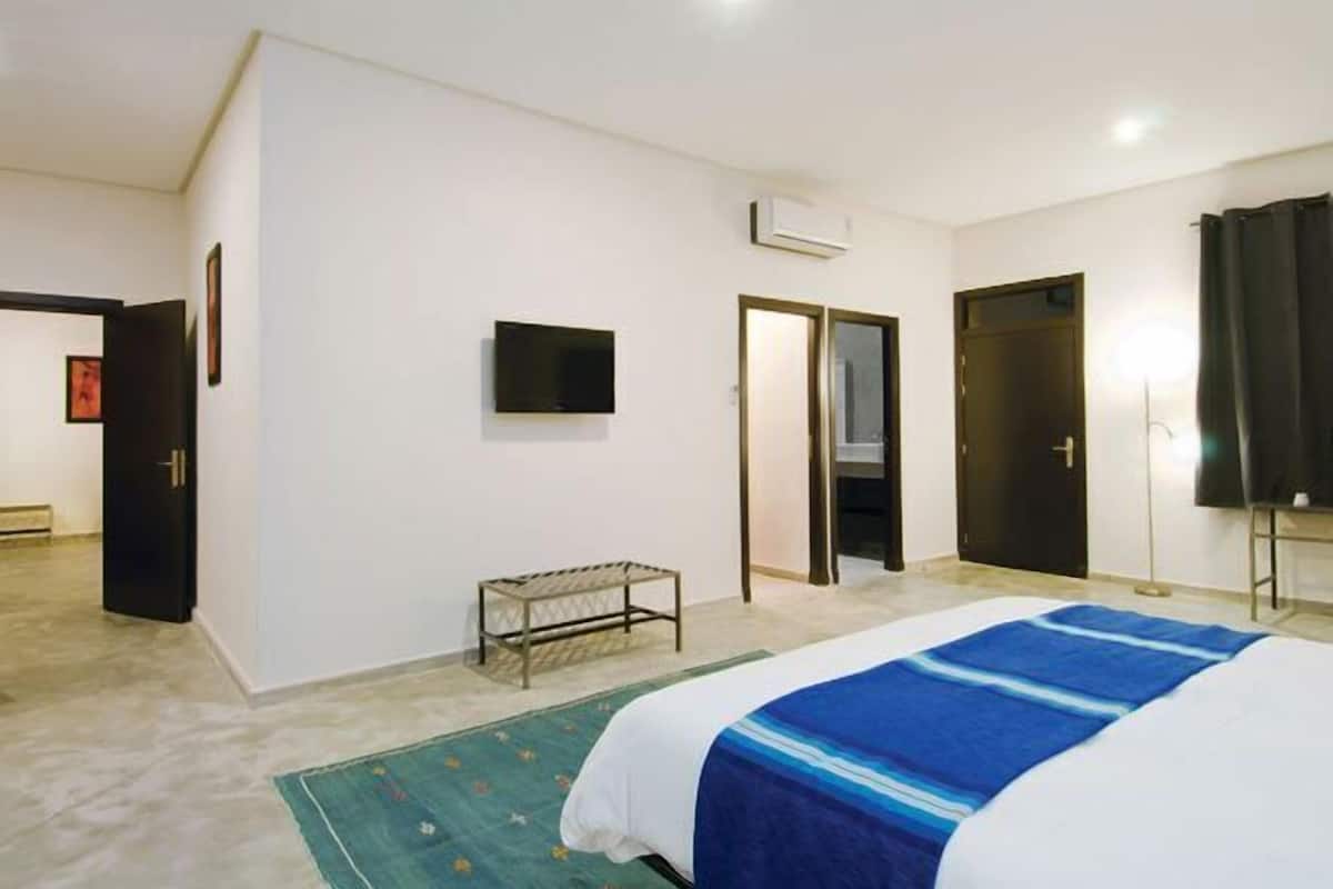 hypo-allergenic bedding, in-room safe, individually decorated, desk