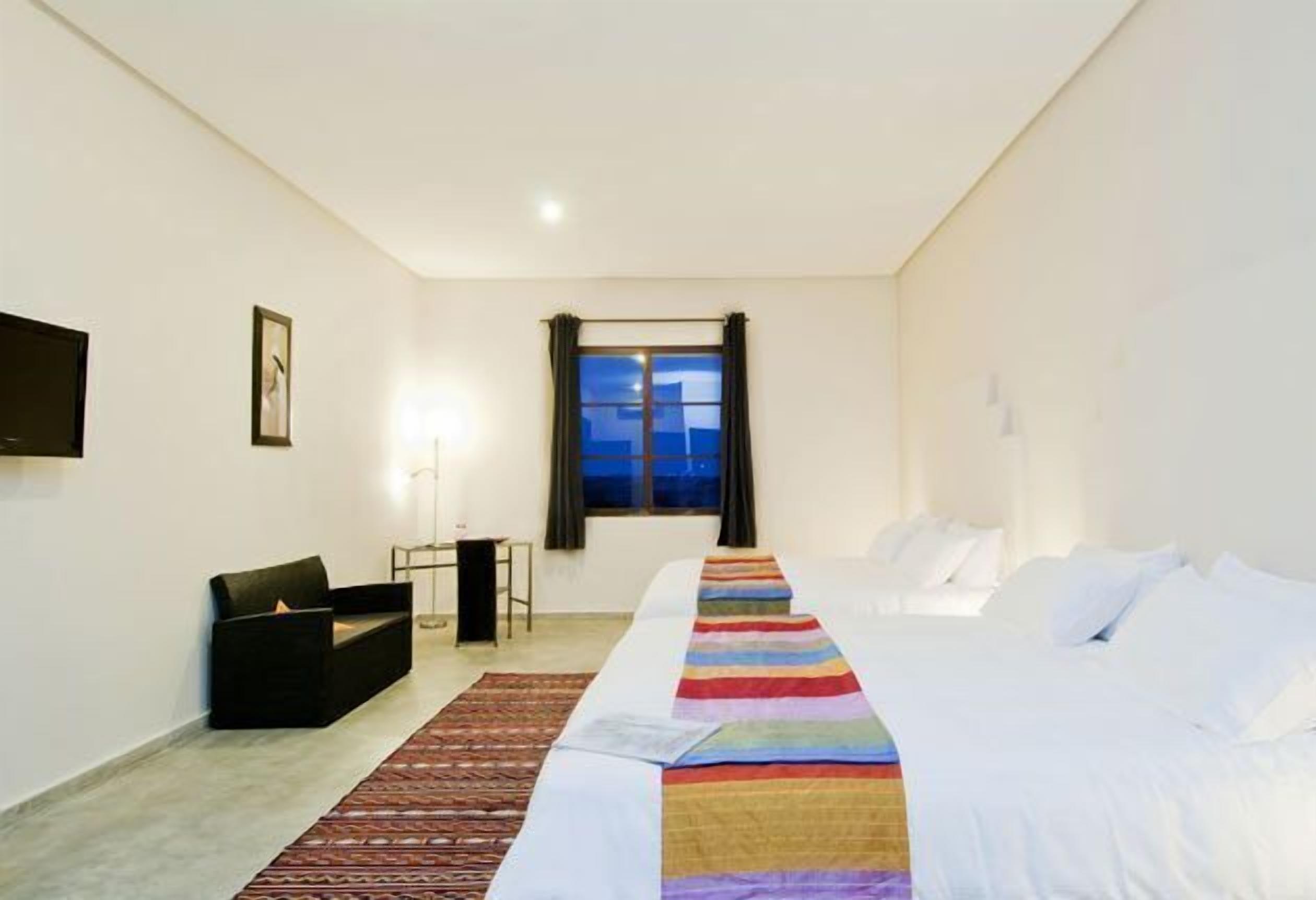 hypo-allergenic bedding, in-room safe, individually decorated, desk