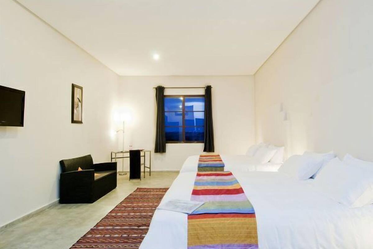 hypo-allergenic bedding, in-room safe, individually decorated, desk