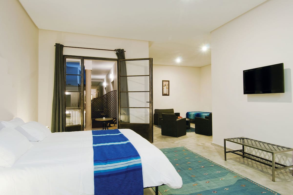 suite | hypo-allergenic bedding, in-room safe, individually decorated, desk