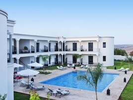 Piscina externa, guarda-sóis, espreguiçadeiras
