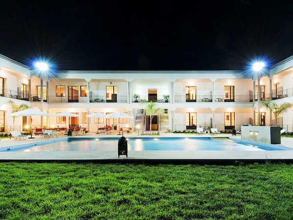 Piscina externa, guarda-sóis, espreguiçadeiras