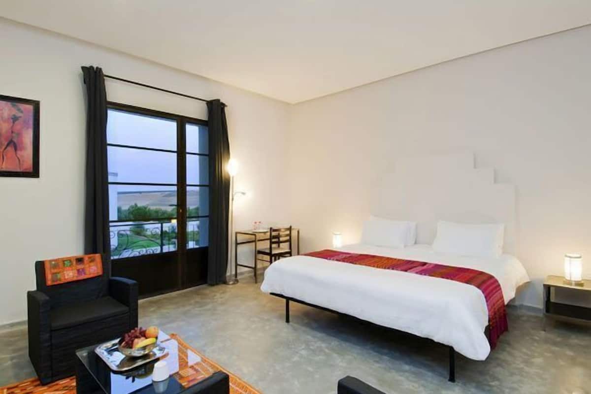 hypo-allergenic bedding, in-room safe, individually decorated, desk