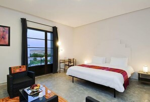 Allergikerbettwaren, Zimmersafe, individuell dekoriert, Schreibtisch