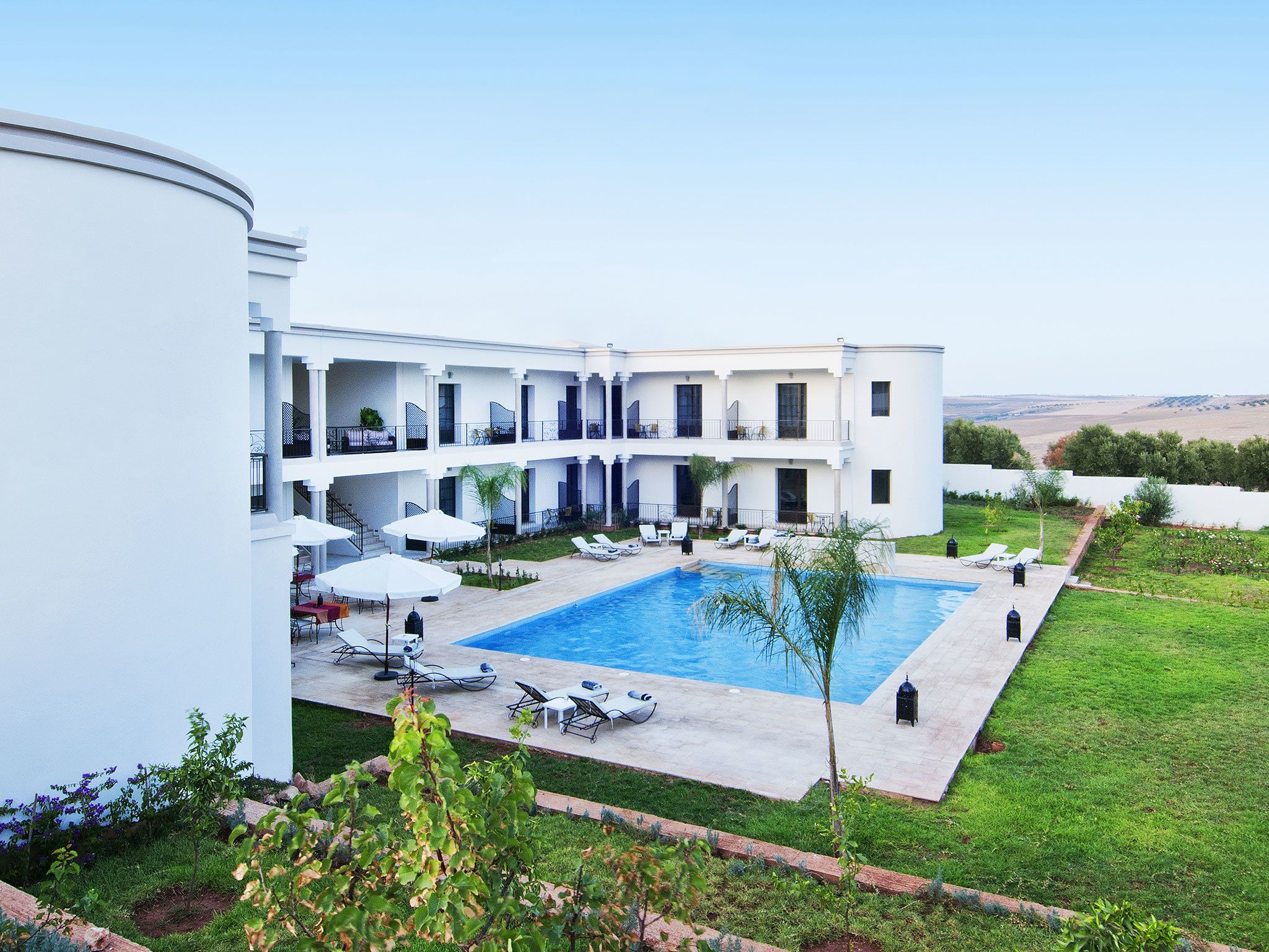 Außenpool, Sonnenschirme, Liegestühle