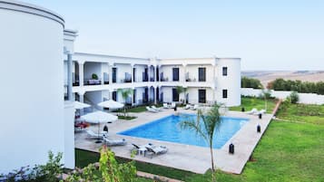 Piscine extérieure, parasols de plage, chaises longues