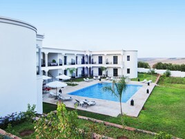 Piscina externa, guarda-sóis, espreguiçadeiras