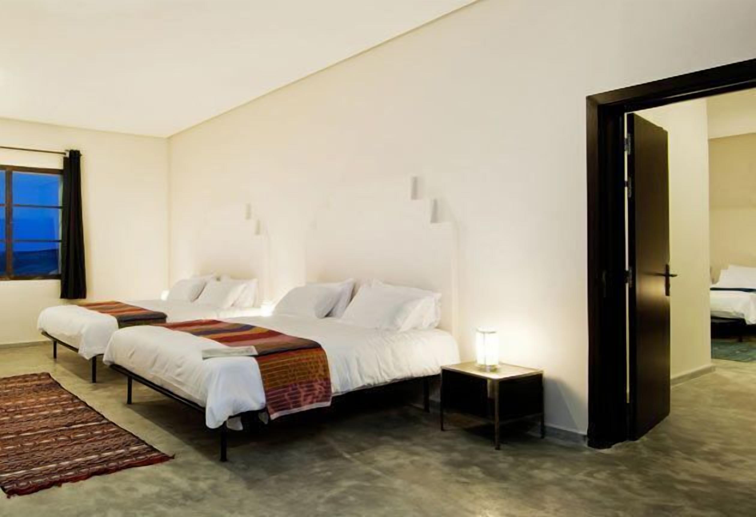 hypo-allergenic bedding, in-room safe, individually decorated, desk