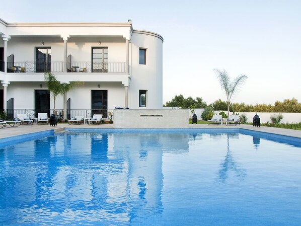 Außenpool, Sonnenschirme, Liegestühle