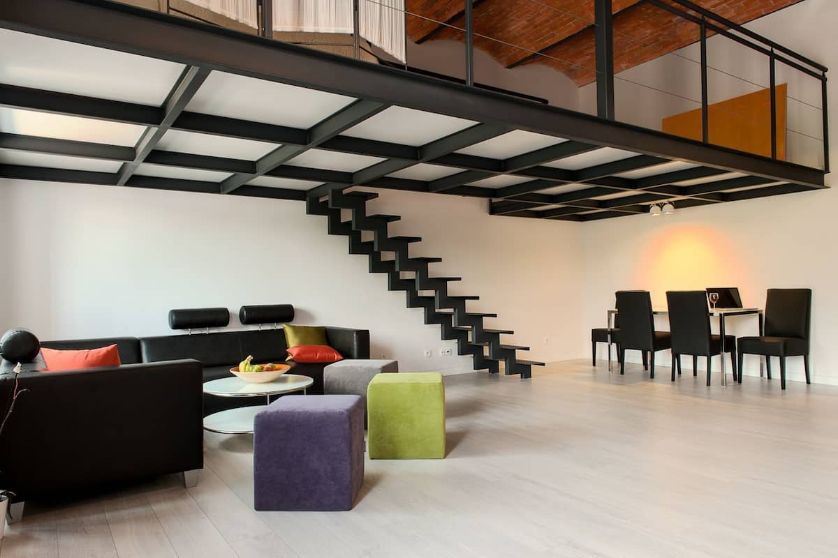 Superior Loft, Mezzanine | Living room | TV