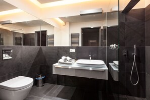 Family Apartment | Bathroom | Free toiletries, hair dryer, towels