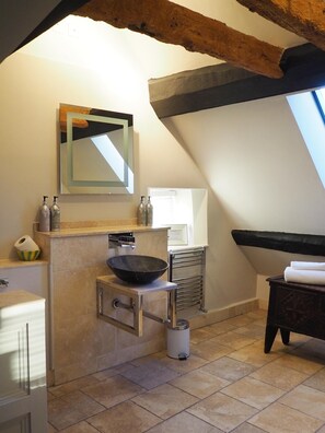 Tweepersoonskamer (Accessible by a steep stair case) | Badkamer | Gratis toiletartikelen, een haardroger, handdoeken