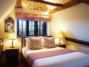 Tweepersoonskamer (Accessible by a steep stair case) | Een bureau, een strijkplank/strijkijzer, gratis wifi, beddengoed