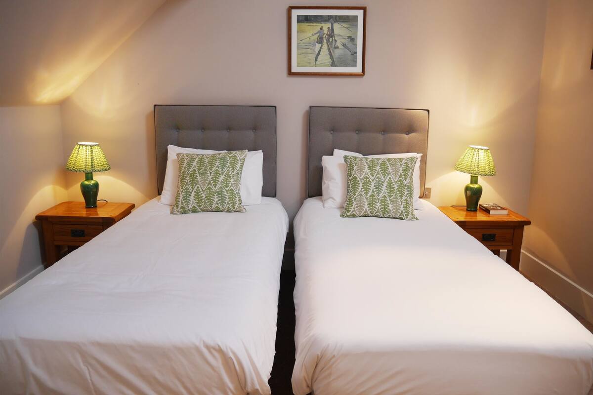 Twin Room | Desk, iron/ironing board (on request), WiFi (free), bed sheets