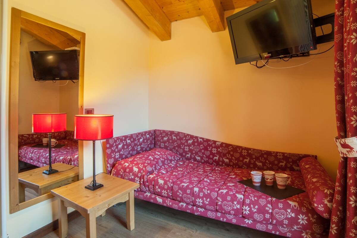 triple room | in-room safe, desk, rollaway beds, free wifi
