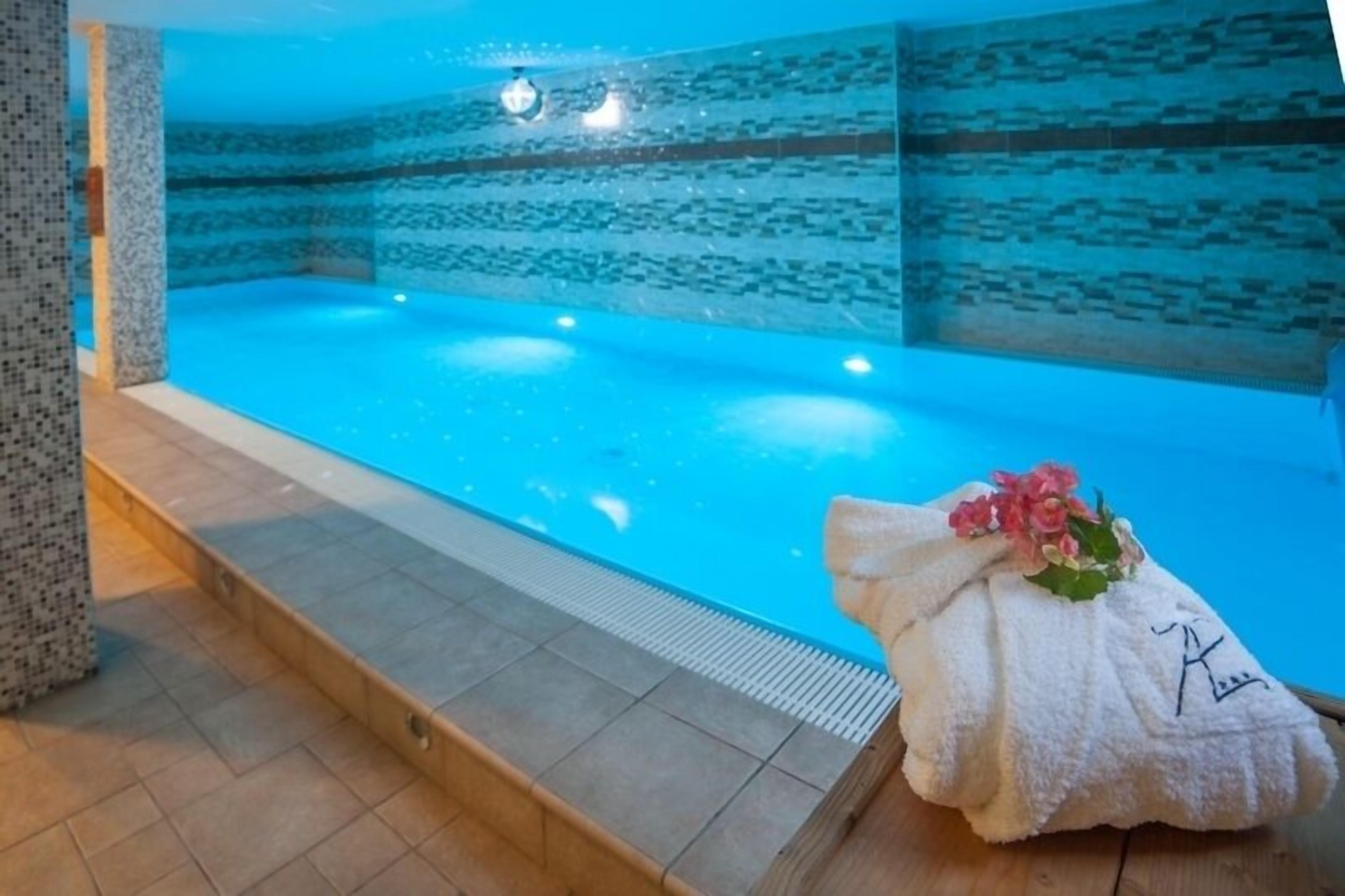 indoor pool, pool loungers