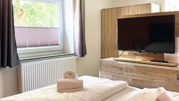 Quarto casal standard | Roupas de cama antialérgicas, escrivaninha, roupa de cama